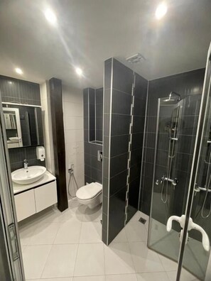 Estudio, balcón | Baño | Regadera, amenidades de baño gratuitas, toallas, jabón 