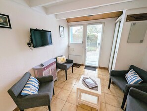Living area - Family home - secure swimming pool - walking distance to the beach (Le Pouliguen)