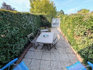 Outdoor dining - Family home - secure swimming pool - walking distance to the beach (Le Pouliguen)
