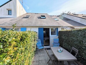 Outdoor dining - Family home - secure swimming pool - walking distance to the beach (Le Pouliguen)