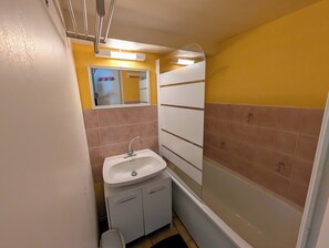 Towels, soap, toilet paper - Family home - secure swimming pool - walking distance to the beach (Le Pouliguen)
