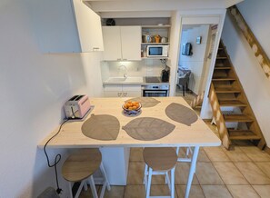 Private kitchen - Family home - secure swimming pool - walking distance to the beach (Le Pouliguen)