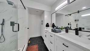 Dusche, Haartrockner, Handtücher, Shampoo