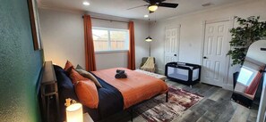 Schreibtisch, Bügeleisen/Bügelbrett, Reisekinderbett, WLAN