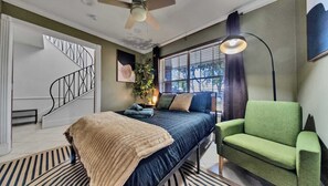 6 Schlafzimmer, Schreibtisch, Bügeleisen/Bügelbrett, Reisekinderbett