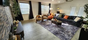 Una televisión, una oficina