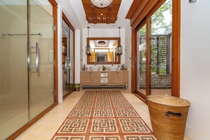 Villa, balcone, vista mare parziale | Bagno | Doccia, asciugacapelli, asciugamani, sapone