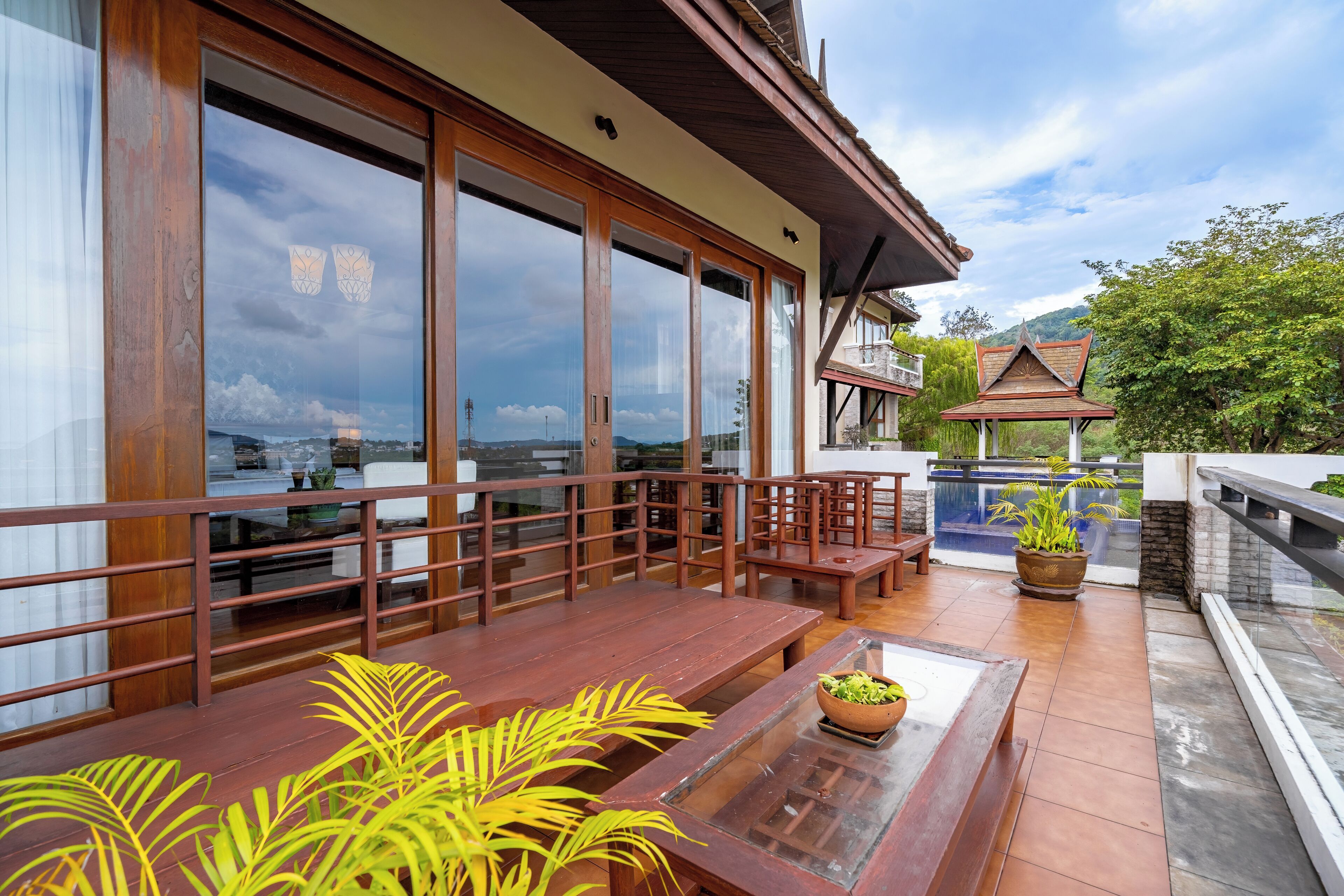 Villa, balkong, delvis sjøutsikt | Terrasse/patio