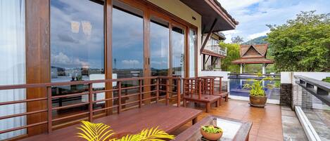 Villa, balkon, gedeeltelijk uitzicht op zee | Terras