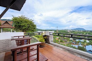 Villa, balcon, vue partielle sur la mer | Vue depuis le balcon