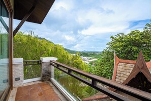 Villa, balcone, vista mare parziale | Parco della struttura