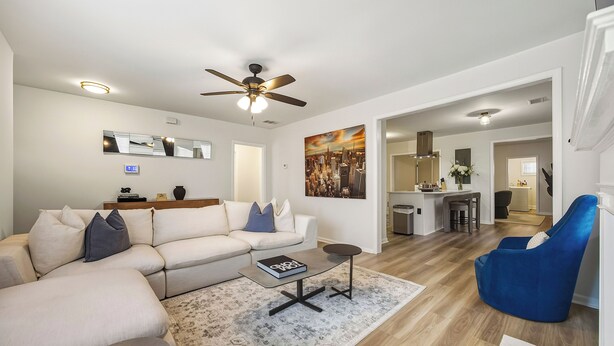 Living room - Charming West End House-comfort and Convenience in Atlanta (Atlanta)