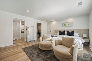 House, 3 Bedrooms | Living room - Modern Newly Renovated 3-bedroom in Historic West End (Atlanta)