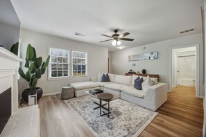 Living room - Charming West End House-comfort and Convenience in Atlanta (Atlanta)