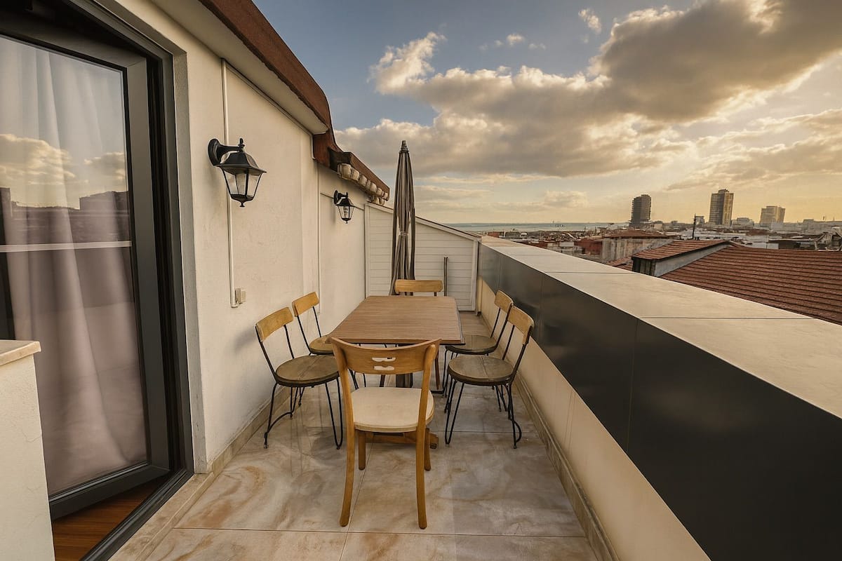 Deluxe-Apartment, 2 Schlafzimmer, Stadtblick | Schreibtisch, laptopgeeigneter Arbeitsplatz, kostenloses WLAN