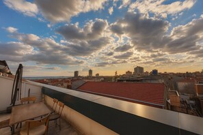 Deluxe-Apartment, 2 Schlafzimmer, Stadtblick | Schreibtisch, laptopgeeigneter Arbeitsplatz, kostenloses WLAN