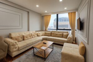 Deluxe Apartment, 1 Bedroom, Sea View | Desk, laptop workspace, free WiFi - Istanbul Golden Family Apartments (İstanbul)
