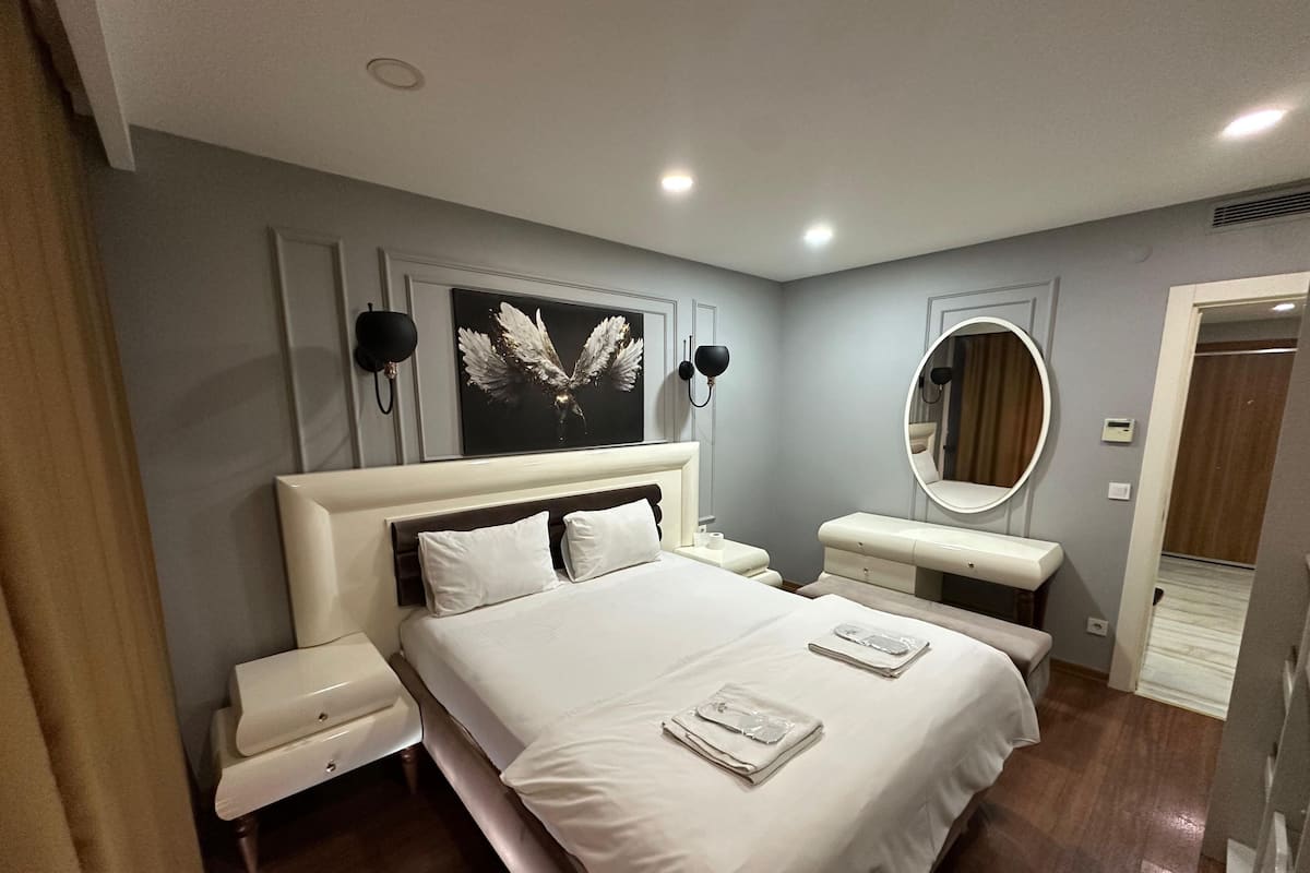 Deluxe-Apartment, 3 Schlafzimmer, Meerblick | Schreibtisch, laptopgeeigneter Arbeitsplatz, kostenloses WLAN