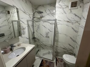 Deluxe Apartment, 3 Bedrooms, Sea View | Bathroom | Shower, free toiletries, hair dryer, bidet - Istanbul Golden Family Apartments (İstanbul)