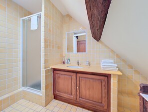 Douche, sĂšche-cheveux, serviettes fournies, savon