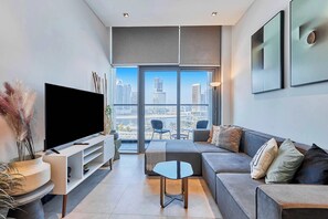 TV, offices - Khalifa View Luxe 1BHK (Dubai)