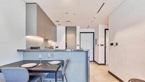 Une cuisine moderne dotée d’un îlot central, d’une table à manger et de chaises.