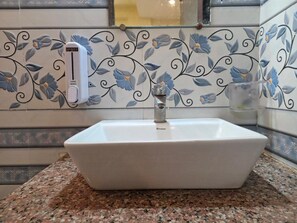 Free toiletries, towels, soap, shampoo - Raj Hotel By Rao (Udaipur)