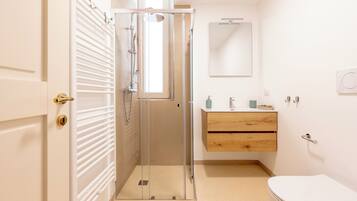 Doccia, asciugacapelli, bidet, asciugamani