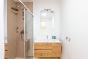 Shower, hair dryer, bidet, towels