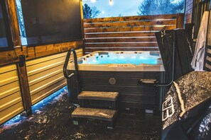 Indoor spa tub