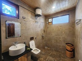Ducha, artículos de tocador gratuitos, toallas, jabón