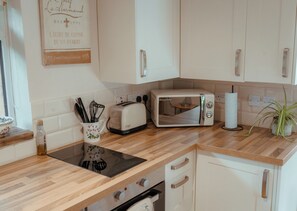 Cabin, 1 Bedroom | Private kitchen | Fridge, microwave, coffee/tea maker - Rose Hideaway (Lydney)