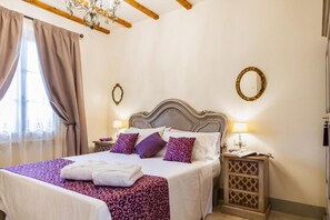 خزنة داخل الغرفة وستائر تعتيم وتجهيزات عازلة للصوت ومكواة/لوح كي