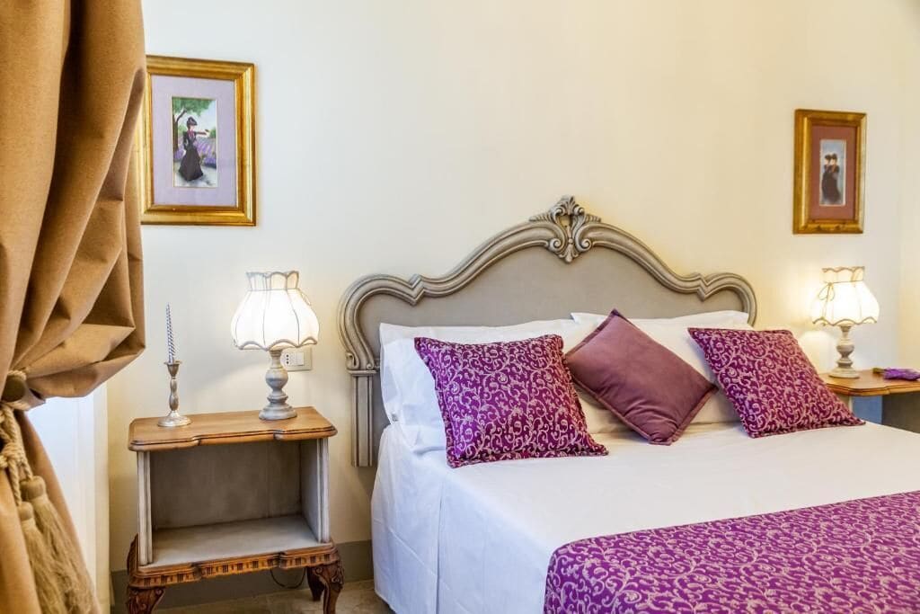 خزنة داخل الغرفة وستائر تعتيم وتجهيزات عازلة للصوت ومكواة/لوح كي