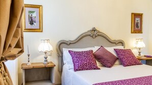 A hotel room with a large bed, two bedside lamps, and a nightstand. - Tenuta Fiumara (Grosseto)