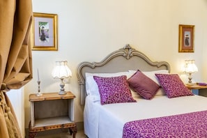 خزنة داخل الغرفة وستائر تعتيم وتجهيزات عازلة للصوت ومكواة/لوح كي