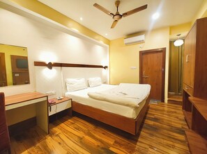 Hypo-allergenic bedding, desk, soundproofing, free WiFi - Hotel Shivam Varanasi  (Varanasi)
