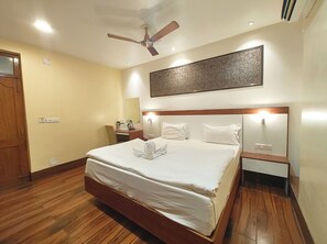 Hypo-allergenic bedding, desk, soundproofing, free WiFi - Hotel Shivam Varanasi  (Varanasi)