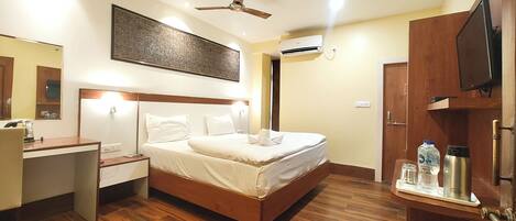 Deluxe Double Room, Air conditioning | Hypo-allergenic bedding, desk, soundproofing, free WiFi