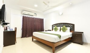 Desk, laptop workspace, free WiFi - Laavish 7 Hotel (Bengaluru)