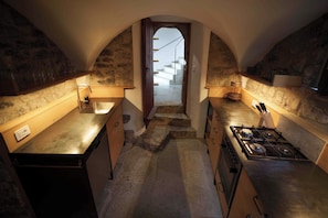 Frigorifero, forno, piano cottura, lavastoviglie
