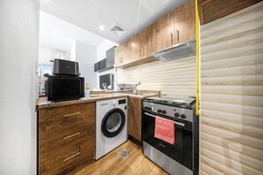 Fridge, microwave, oven, stovetop - Free housekeeping visits during your stay - StayShort - Chic Studio Apartment in Sports City - Sleeps 2 (Sports City)