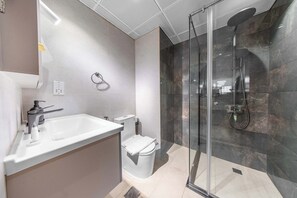 Shower, hair dryer, towels