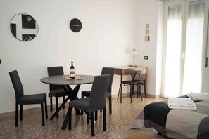 1 chambre, bureau, fer et planche à repasser, lit parapluie