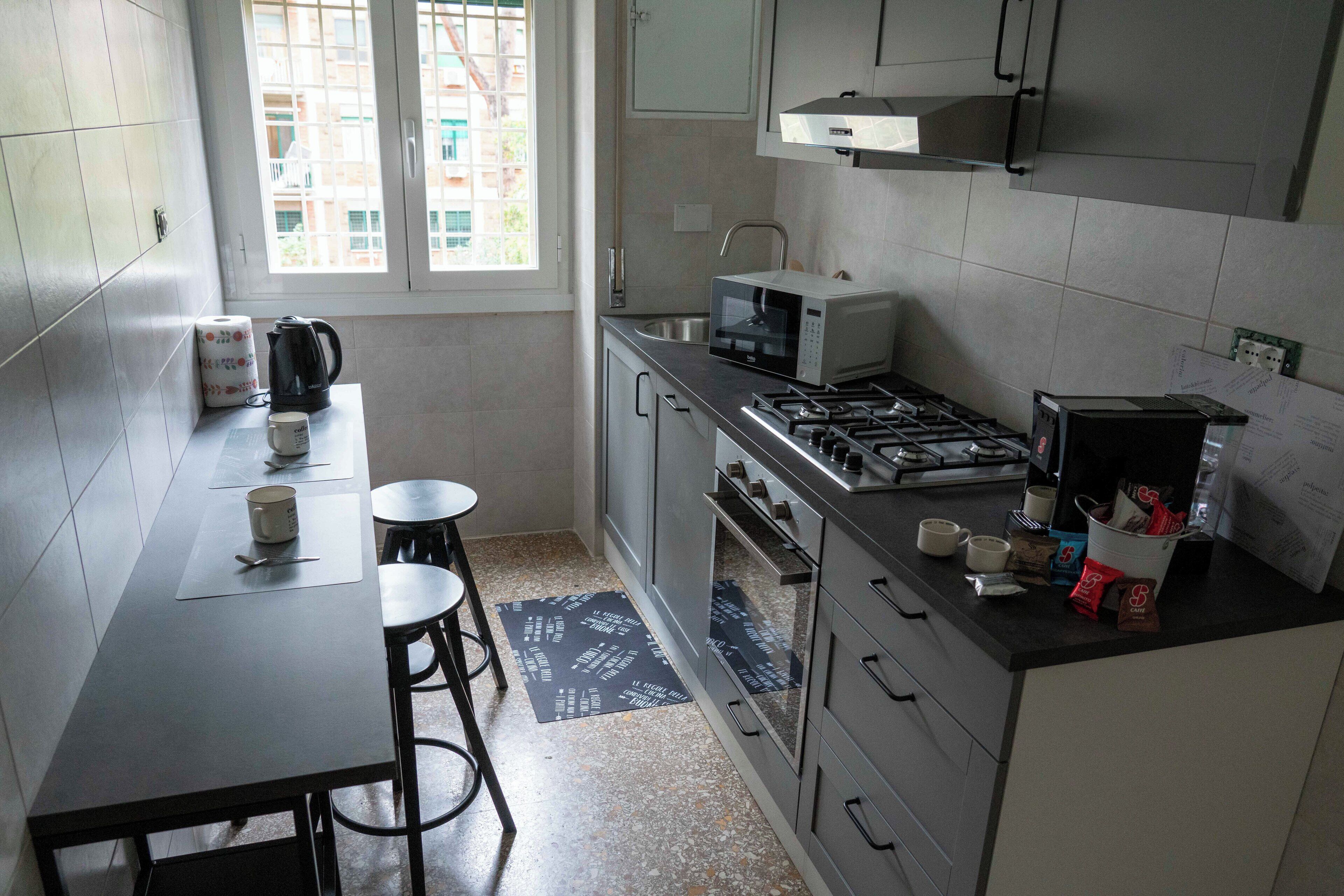 Frigorifero, microonde, forno, piano cottura