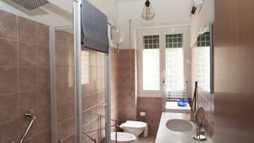 Dusche, Haartrockner, Bidet, Handtücher