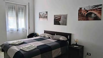 1 camera, una scrivania, ferro/asse da stiro, culla da viaggio