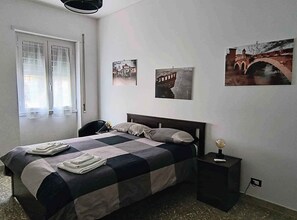 1 camera, una scrivania, ferro/asse da stiro, culla da viaggio