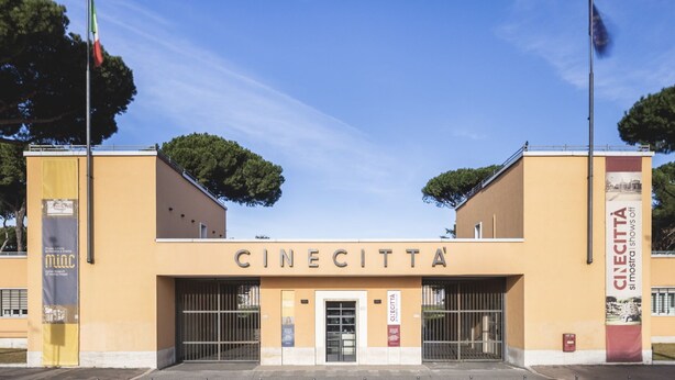 Un bâtiment portant l’enseigne « CINECITTÀ », indiquant la présence d’un cinéma.