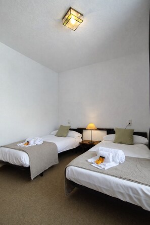 1 habitación, tabla de planchar con plancha, internet y ropa de cama 